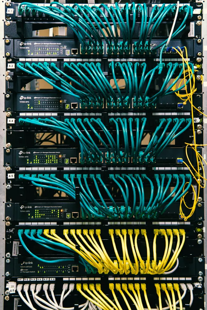 Armadio rack con patch panel e cavi di rete ordinati